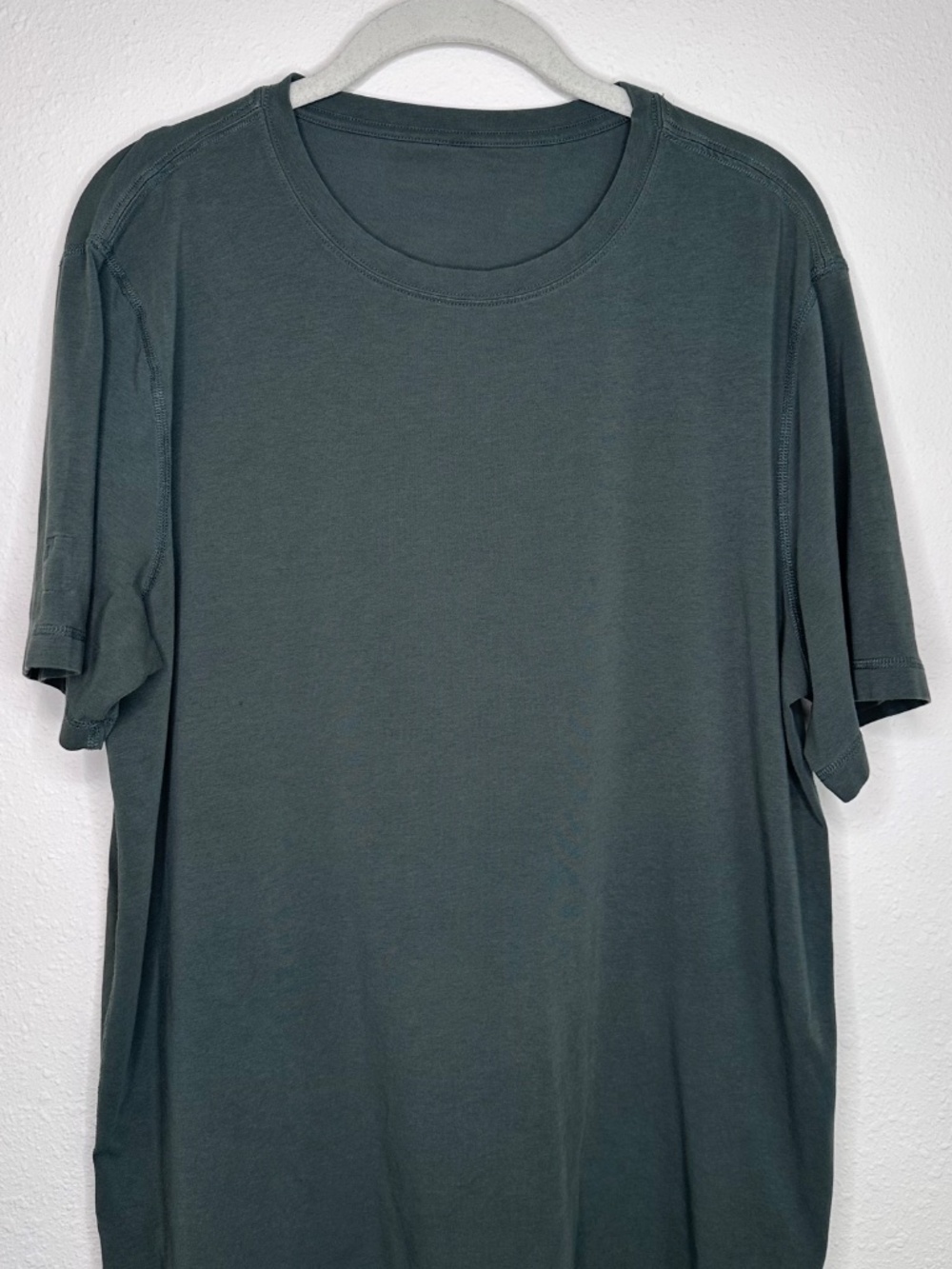Vuori Strato Tech Performance Mens Short Sleeve Tee Shirt, Size Large
